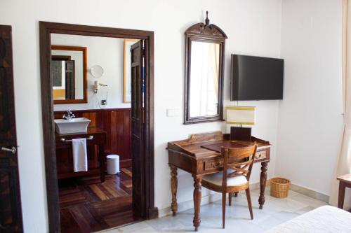 贝赫尔-德拉弗龙特拉蒙滕梅迪奥庄园酒店的一间带书桌、水槽和镜子的浴室