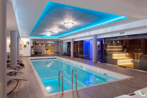 Fibula Residence Hotel & Wellness - Adults Only内部或周边的泳池