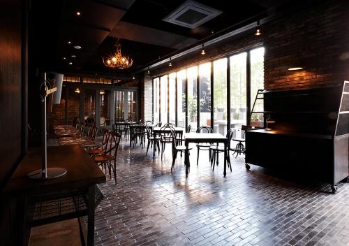 龙仁市李设计酒店的一间设有钢琴和桌椅的餐厅