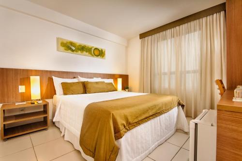 纳塔尔维拉公园酒店 的一间设有大床和窗户的酒店客房
