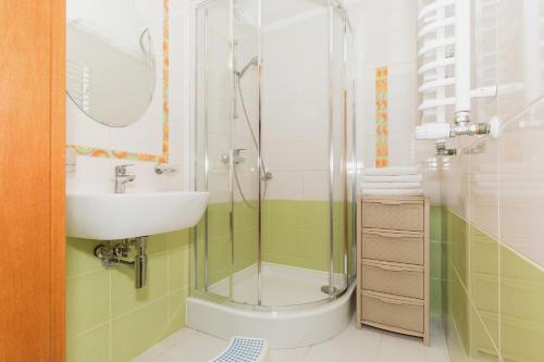 波别罗沃OW Diament的一间带玻璃淋浴和水槽的浴室