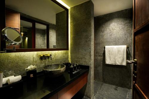 瑟格莱什布尔Rosetta by Ferns的一间带水槽和大镜子的浴室