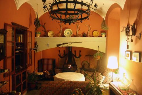 Montemolín卡萨乡村埃尔阿吉拉酒店的客厅配有吊灯和壁炉