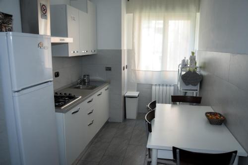比萨阿菲塔卡马雷德尔佛酒店的厨房配有白色冰箱和桌子