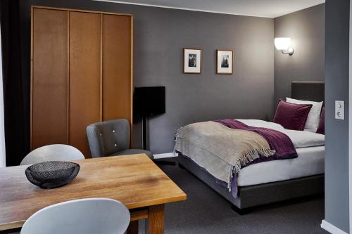 汉堡STAY Boardinghouse Flottbek的卧室配有一张床和一张桌子及椅子