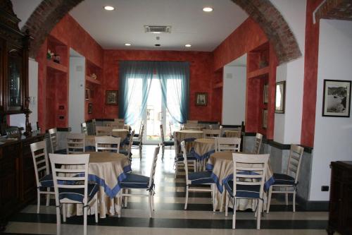 蒙特罗索阿尔马雷斯皮亚贾格酒店的一间带桌椅的用餐室和窗户。