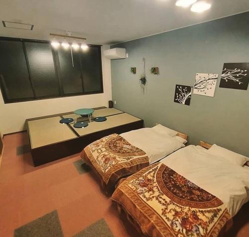 下吕市格罗保尔旅馆的一间客房内配有两张床的房间