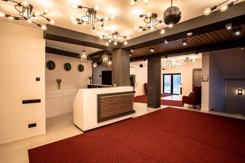 布克维Premium Club SPA的大型大堂设有红色地毯和壁炉