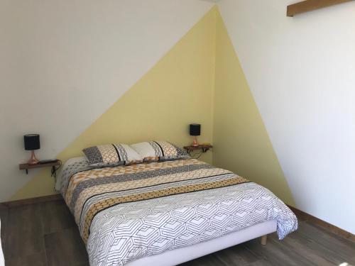 瓦朗索尔莱斯科斯特贝尔斯住宿加早餐旅馆的一间卧室设有一张带尖顶天花板的床。