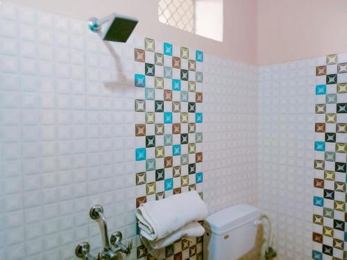 哈里瓦Hotel marwari niwas的一间带卫生间和毛巾分配器的浴室