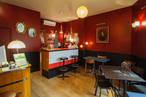 马赛卡萨奥尔特加住宿加早餐旅馆的餐厅拥有红色的墙壁和桌椅