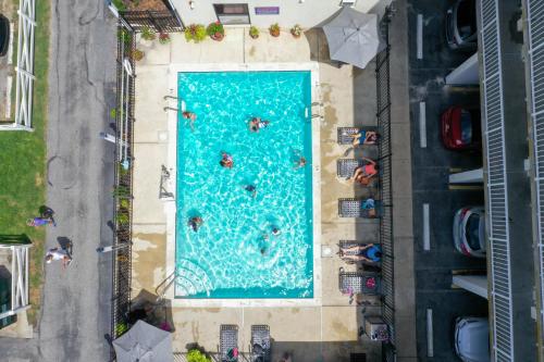 大洋城赤脚邮递员旅馆的游泳池的顶部景色,里面的人