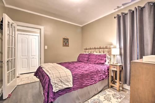埃文斯顿Chicago Family Apartment - Kids and Pets Welcome!的一间卧室设有紫色的床和窗户