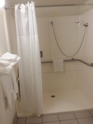 萨默塞特Comfort Inn的一间带白色淋浴帘的浴室