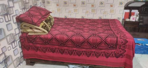 BharbhariaTanish Homestay的红色的床,上面有红色的毯子和枕头