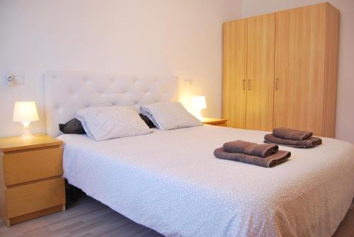 坎布里尔斯Apartamento en Cambrils Puerto,con Parking的一间卧室配有一张大床和两条毛巾