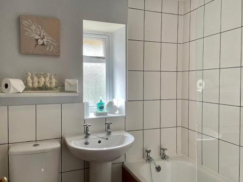 ChideockGingerbread Cottage的白色的浴室设有水槽和卫生间。