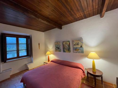 埃斯特雷莫斯蒙特德派塞麦托酒店 - 图里斯默乡村的一间卧室配有一张床、两盏灯和一个窗户。