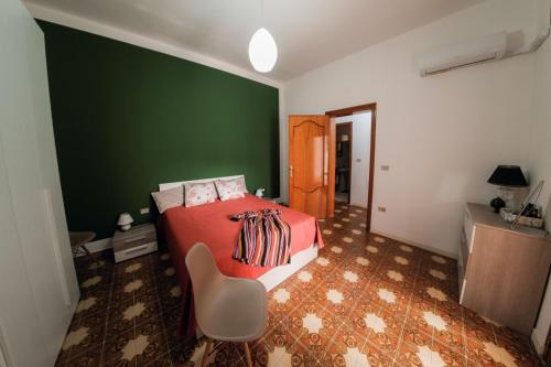 莱切省卡斯特罗Civico 53的一间卧室设有绿色的墙壁、一张床和一把椅子
