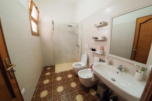 莱切省卡斯特罗Civico 53的一间带水槽、卫生间和镜子的浴室
