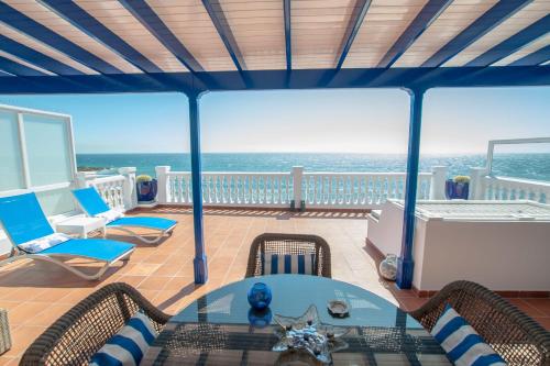 卡门港Seaview Coastal Home on front line with amazing sea views and large terrace的海景客厅