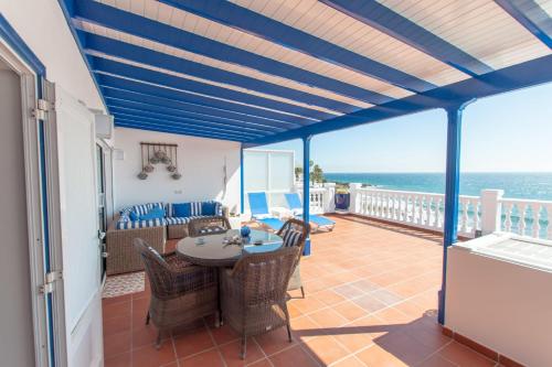 卡门港Seaview Coastal Home on front line with amazing sea views and large terrace的一个带桌椅的庭院和大海