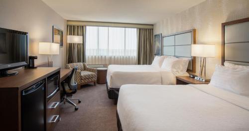 温尼伯温尼伯南假日酒店的酒店客房设有两张床和电视。
