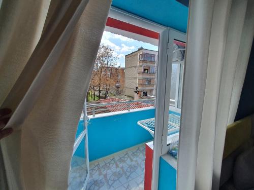 PoliçanMy Apartments Polican的客房设有一个享有泳池景致的窗户。