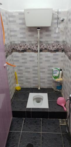 SikTok Chik Homestay的铺有瓷砖地板,设有带卫生间的浴室