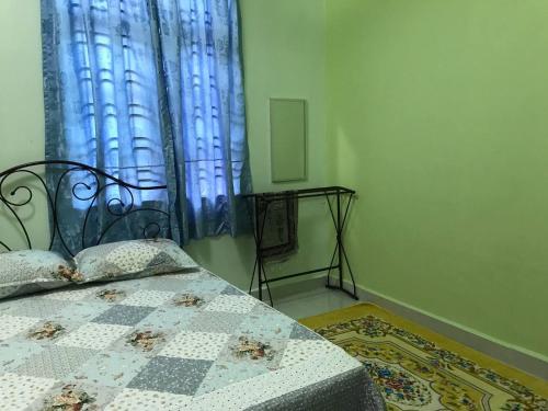 SikTok Chik Homestay的一间卧室配有一张蓝色窗帘的床