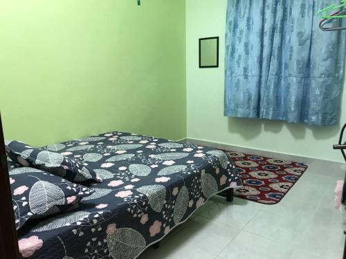 SikTok Chik Homestay的一间卧室配有一张床和地毯