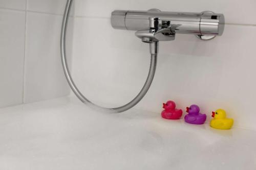 坦佩雷坦佩雷车站斯堪迪克酒店的浴室水槽旁的两只橡胶鸭子