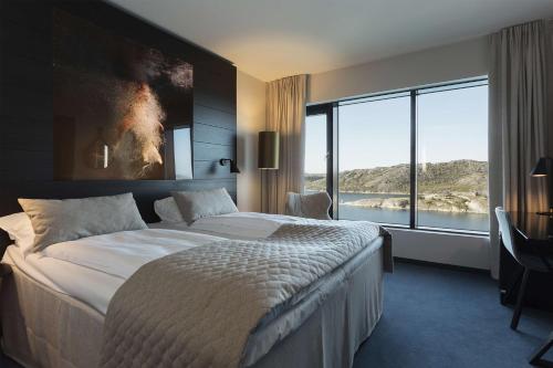 波多斯堪迪克霍伟特酒店的一间卧室设有一张大床和一个大窗户