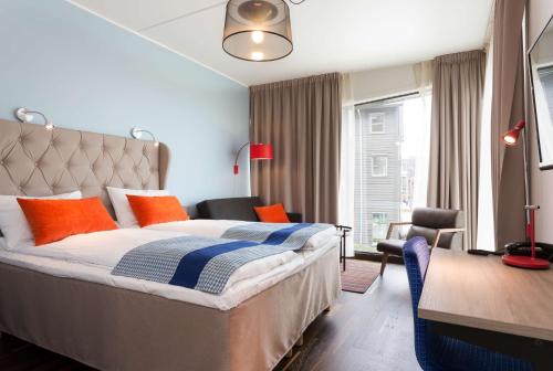 斯塔万格斯堪迪克斯塔万格市酒店的一间卧室配有带橙色和蓝色枕头的床