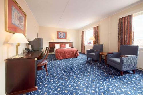 霍宁斯沃格斯堪迪克霍宁斯沃格酒店的酒店客房,配有一张床、一张桌子和椅子