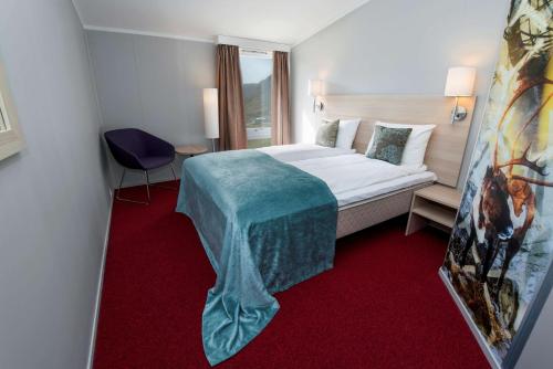 霍宁斯沃格斯堪迪克北角酒店的配有一张床和一把椅子的酒店客房
