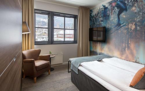 哈山哈山斯堪迪克酒店的配有一张床和一把椅子的酒店客房