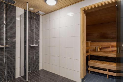 万塔赫尔辛基机场斯堪迪克酒店的带淋浴和桑拿浴室的浴室