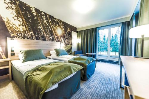 利勒哈默尔利勒哈默尔斯堪酒店的酒店客房设有两张床和窗户。