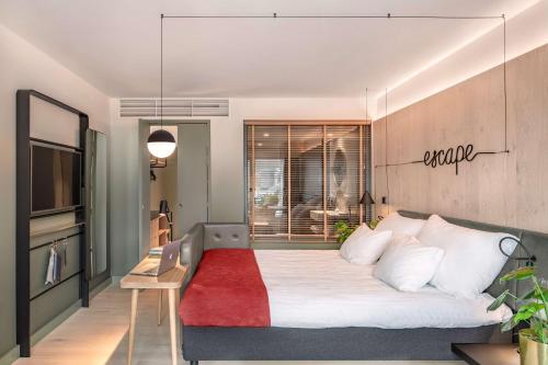 卑尔根斯堪迪克挪威酒店的一间卧室配有一张红色地毯的床