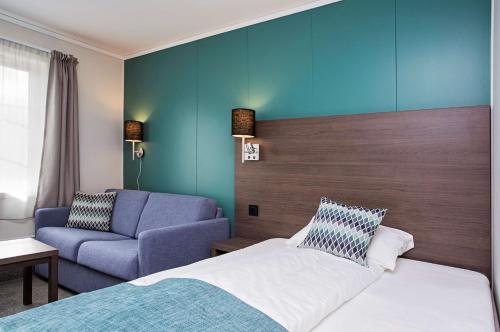 莱克内斯斯堪迪克莱克内斯罗弗敦酒店的酒店客房,配有床和沙发