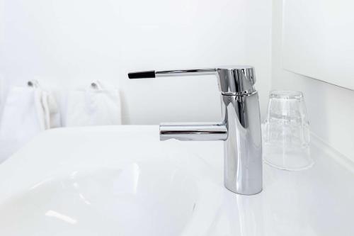 莱克内斯斯堪迪克莱克内斯罗弗敦酒店的浴室水槽配有铬水水龙头