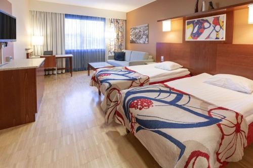 坦佩雷斯堪迪克坦佩雷科斯基普斯托酒店的酒店客房带两张床和一个客厅