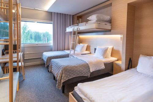 Scandic Helsinki Aviacongress客房内的一张或多张床位