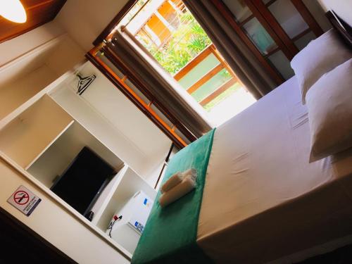 坎布里Pousada Azul Banana - Camburi的窗户客房内的一张床位