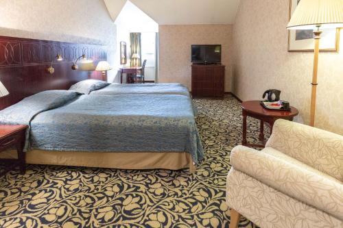 伊马特拉斯堪迪克伊马特拉州酒店的酒店客房,配有床和沙发