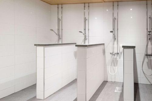 图尔库Scandic Atrium的浴室设有白色瓷砖墙壁和淋浴间。