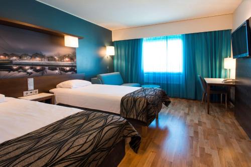 奥卢奥卢斯车站堪迪克酒店的酒店客房配有两张床和一张书桌