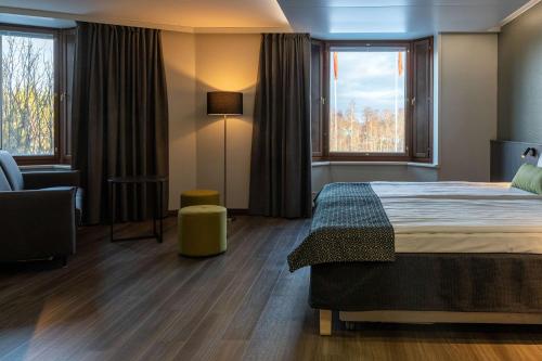 瓦萨斯堪的克瓦西亚酒店的酒店客房设有一张床和两个窗户。