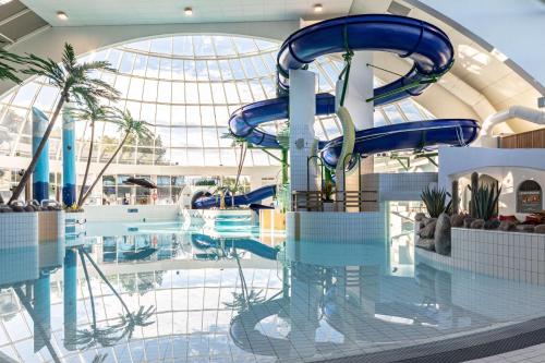 诺基亚诺基亚斯堪的克艾登酒店的商场内一个带水滑梯的游泳池